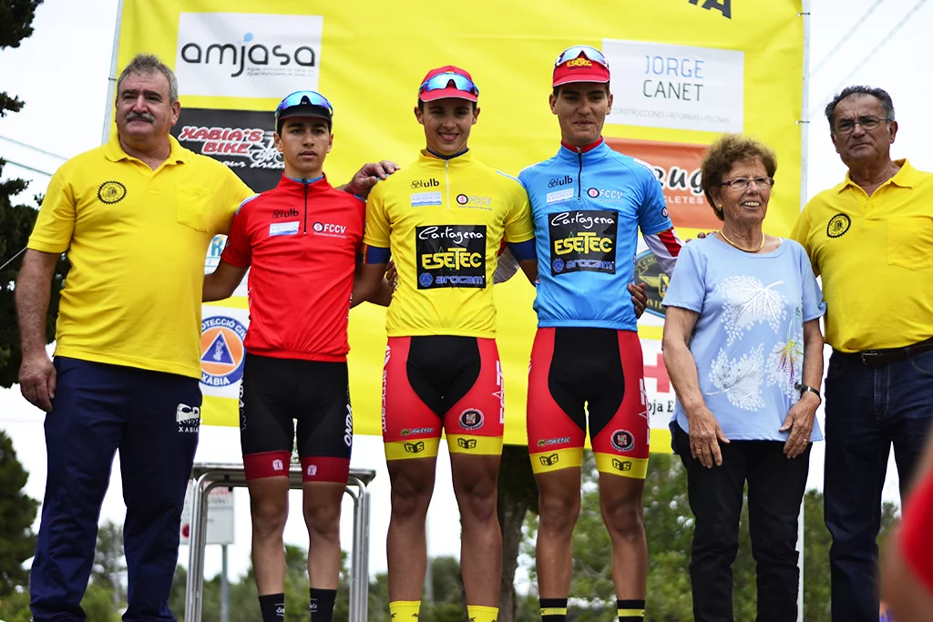 Directivos del Club Ciclista Jávea con los tres vencedores