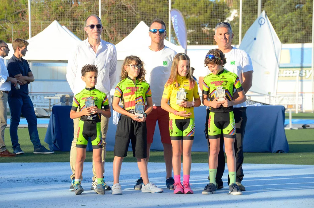 Jovenes ciclistas con sus medallas