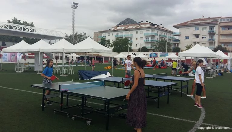 Jugando a tenis de mesa