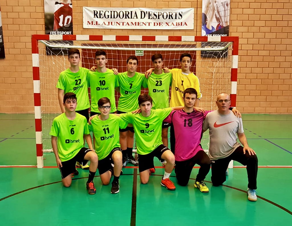 Pep Hierro junto a los cadetes del Club Handbol Xàbia