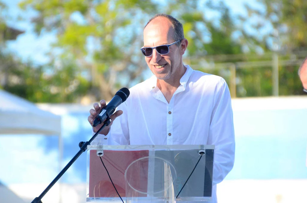 Vicent Colomer hablando al público