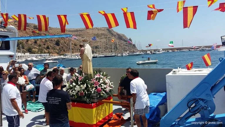 Embarcan a la Virgen en Vicente Mata