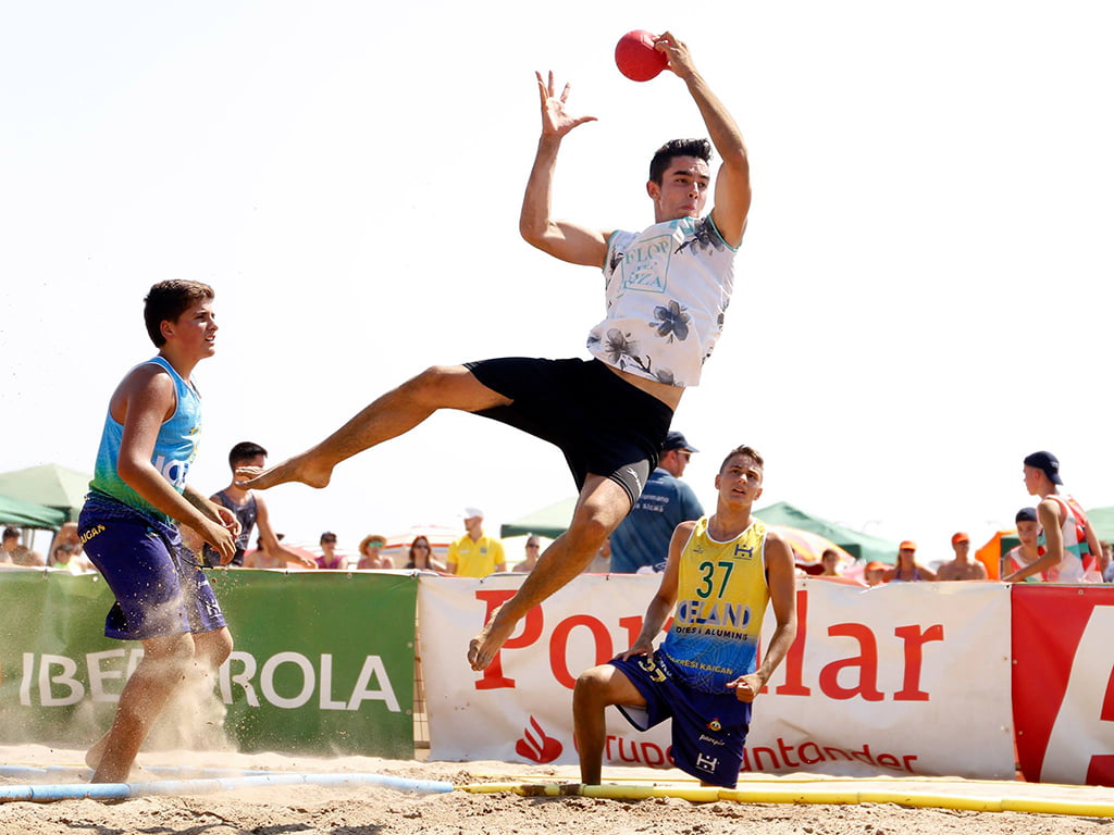 Jugador de Xàbia en pleno lanzamiento