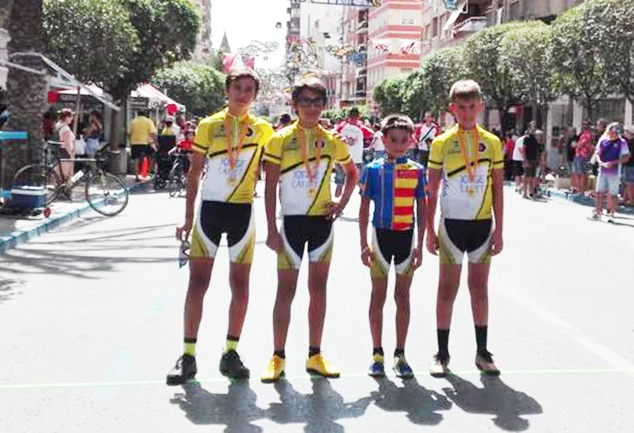 Ciclistas el Club Ciclista Jávea en Villena