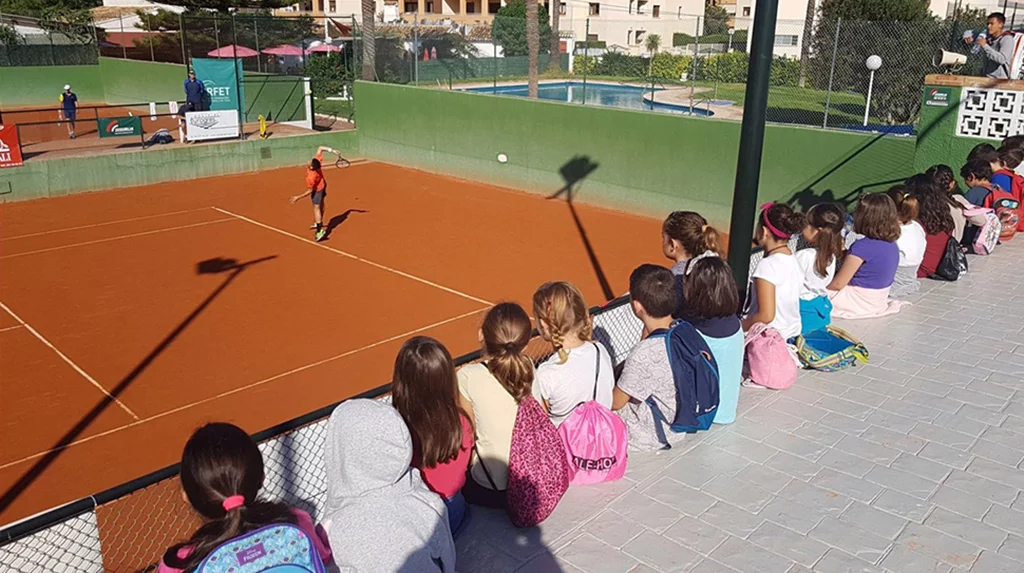 Jóvenes siguiendo un partido