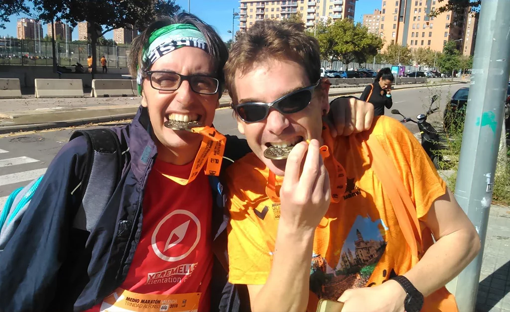 Mordiendo la medalla de finalista de la Media Maratón