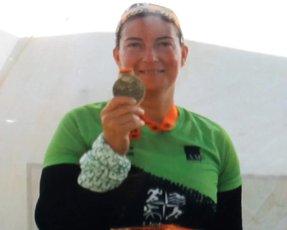 Rosa Marí orgullosa con su medalla de finalista de la Media Maratón