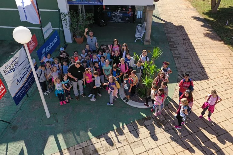 Vista desde un dron de las charla a los escolares