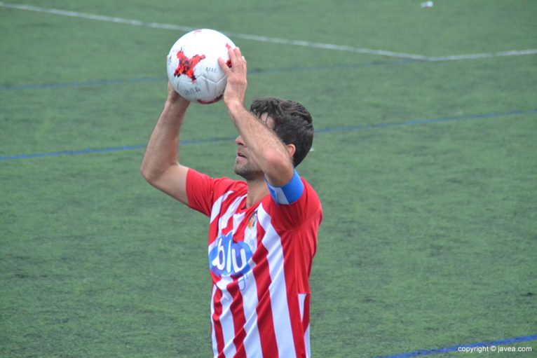 Aldo capitán de CD Jávea sacando de banda