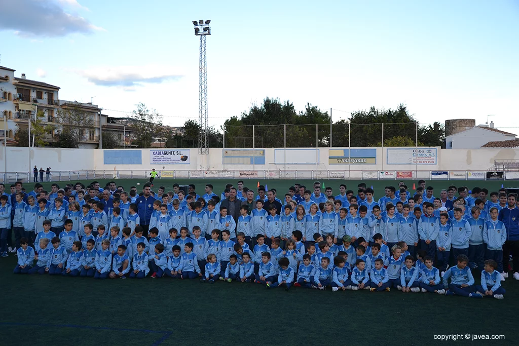 Gran foto de familia de la cantera del CD Jávea