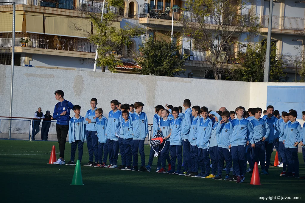 Infantiles formados sobre el terreno de juego