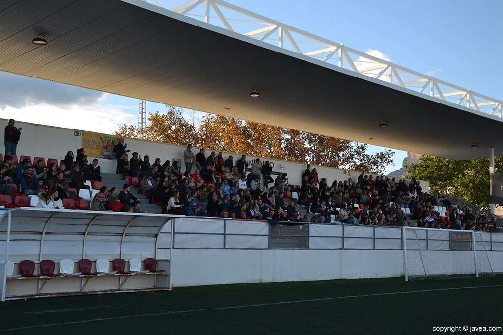 Tribuna cubierta del campo