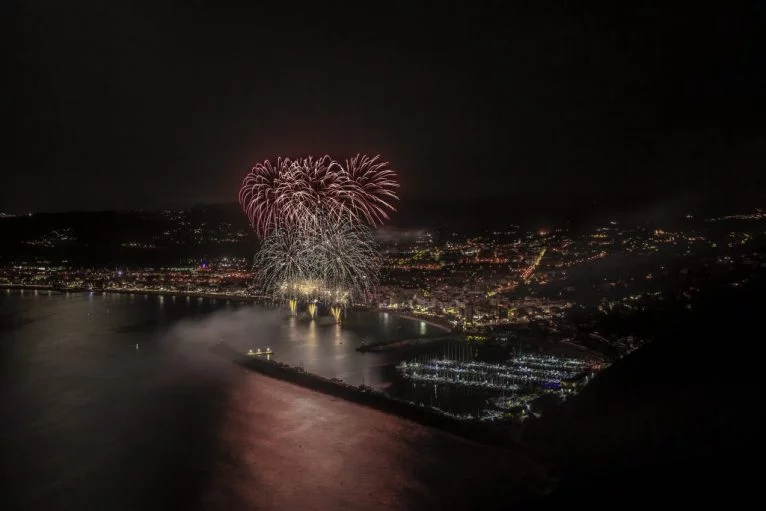 Castillo de fuegos artificiales lanzado desde el mar