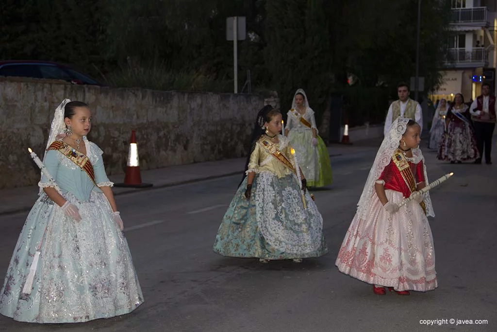 Reina infantil de Fogueres de Sant Joan junto a sus damas