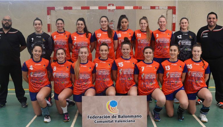 María Cardona dorsal 13 con la Selección Valenciana Juvenil de balonmano