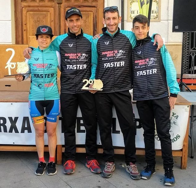 Imagen: Alicia Margalejo con sus compañeros del Xàbia's Bike-Fasterwear