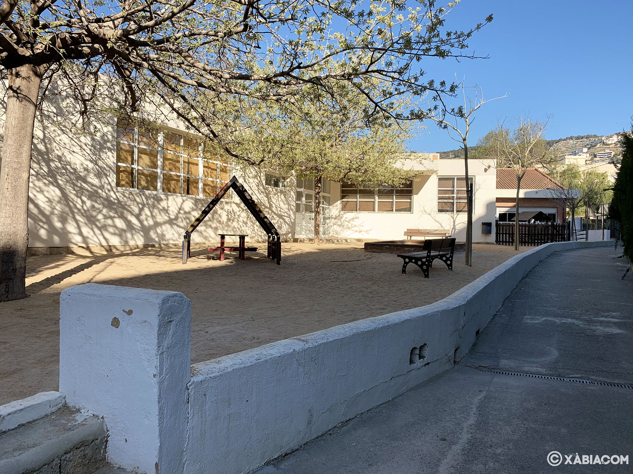 Zona con arena y bancos en el CEIP Port de Xàbia