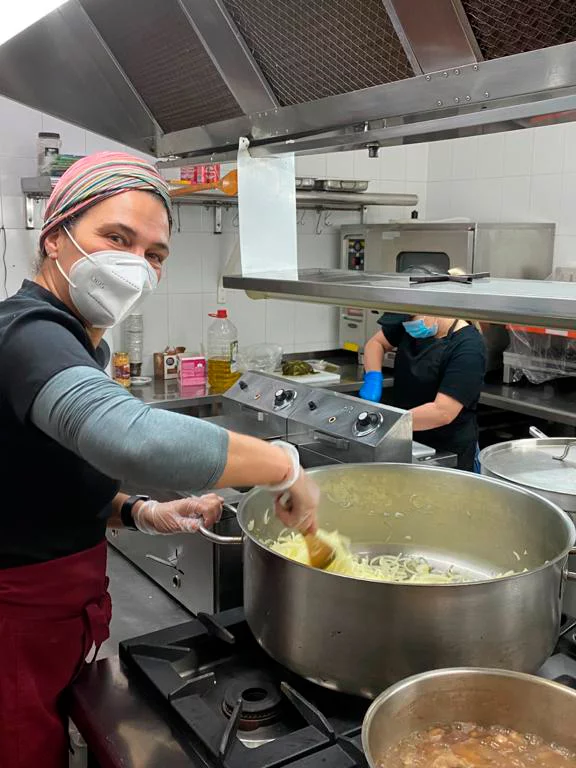 cocinando-donacion-hotel-el-rodat