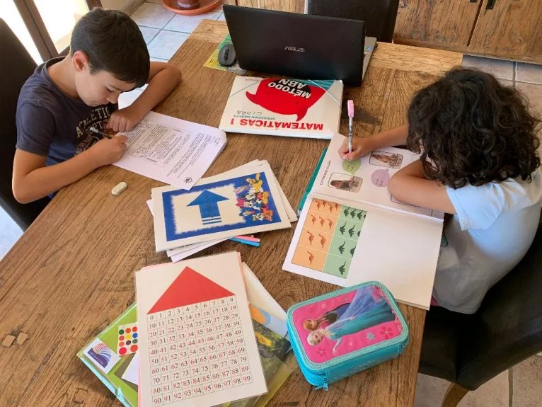 Niños estudiando en casa