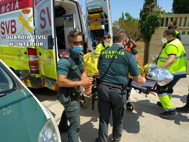 Imagen: La Guardia Civil traslada en ambulancia al octogeniario