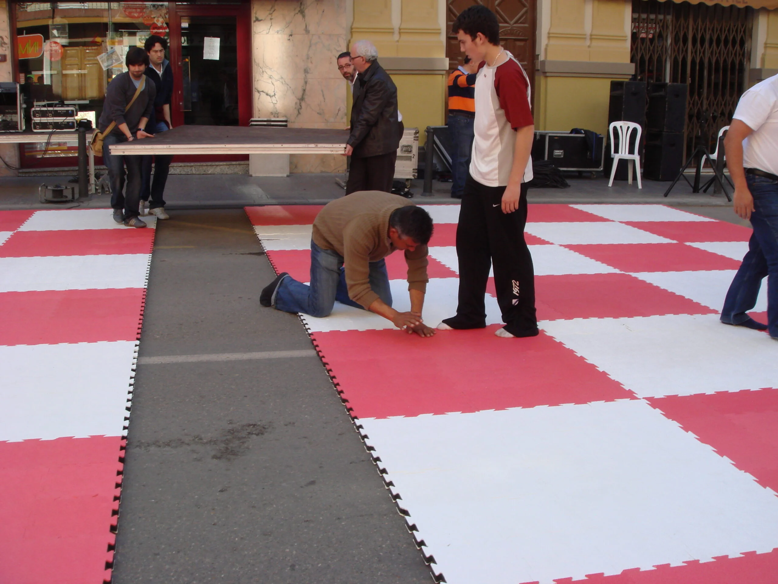 Montaje del tapiz del Ajedrez en Linares 2008 – Foto Tere Sivera