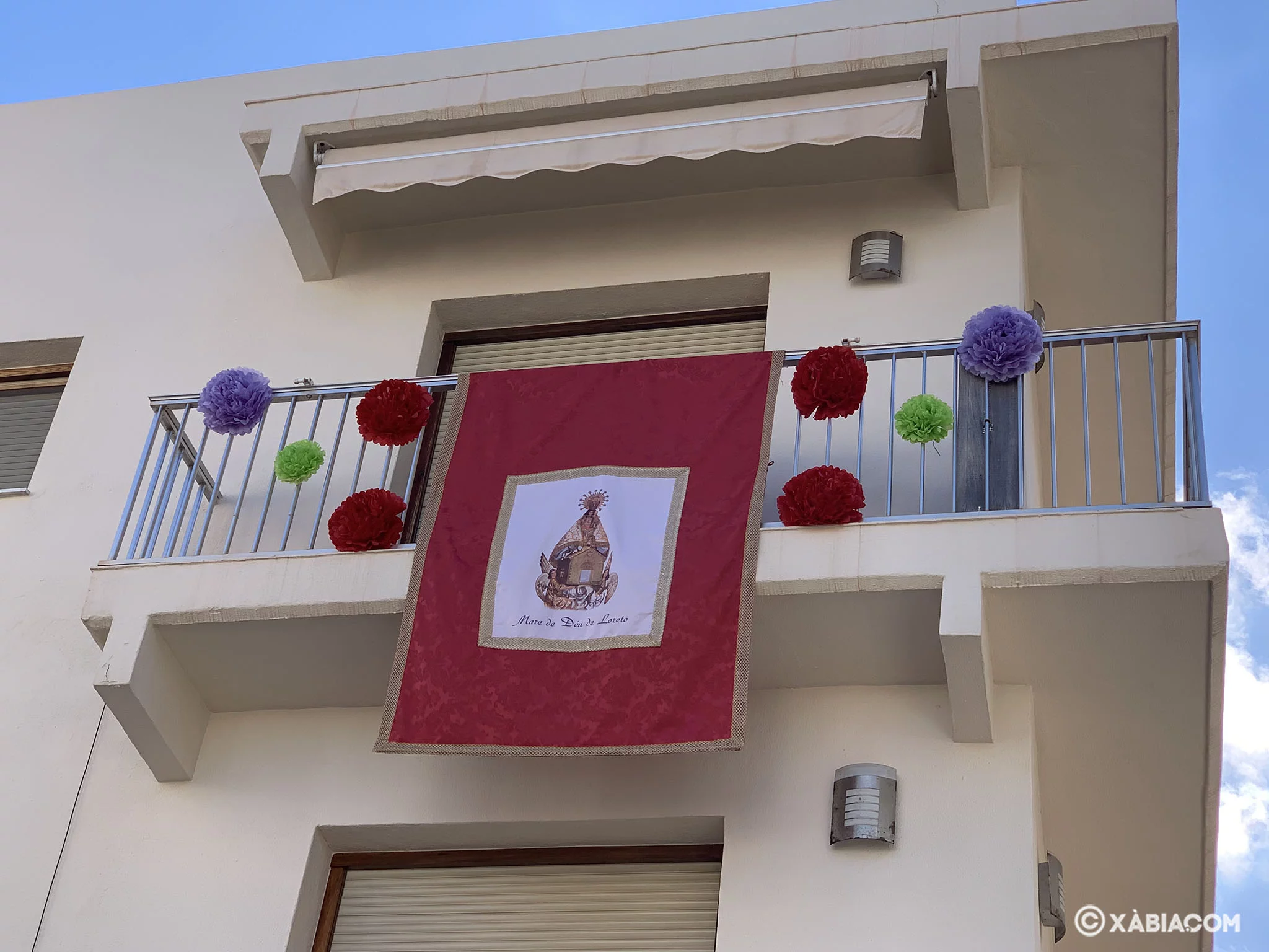 Balcón engalanado en honor a la Virgen de Loreto