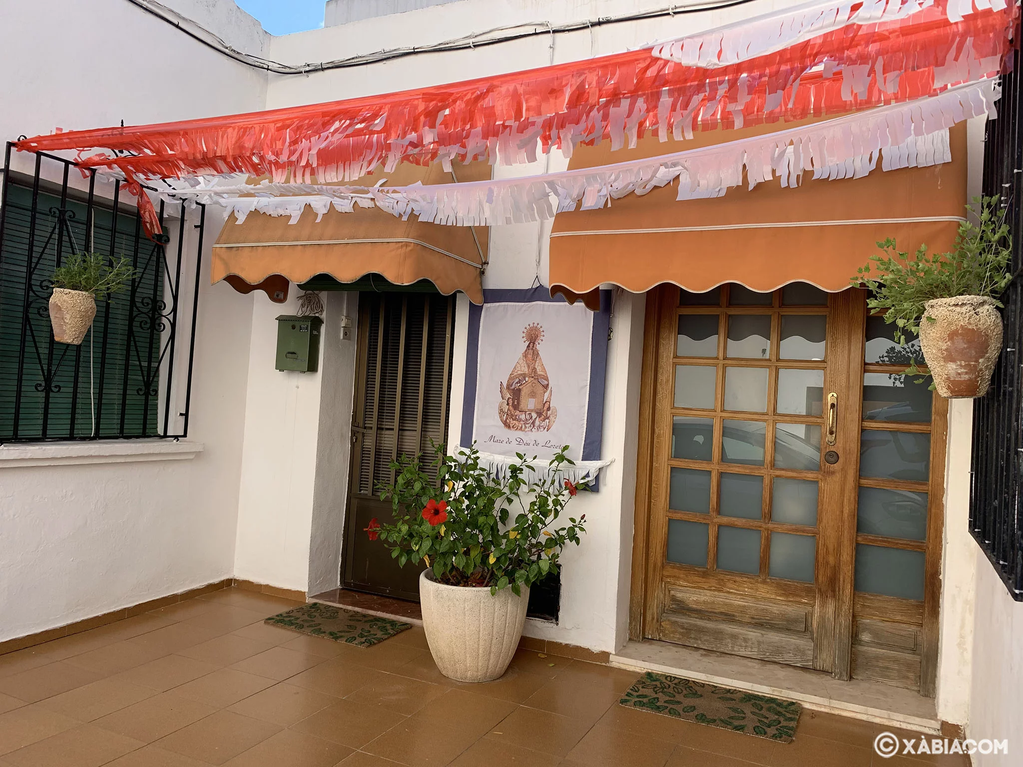 Fachadas engalanadas por las fiestas de Loreto