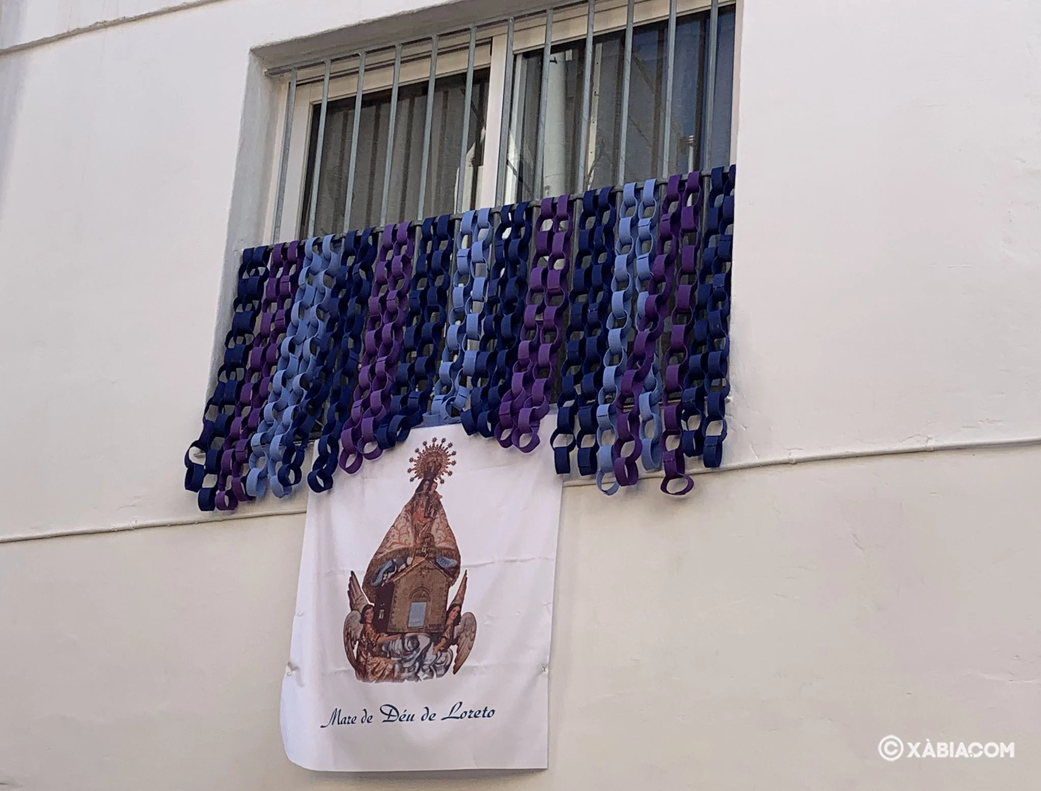 Ventana engalanada en la zona de Bartolomé Ros