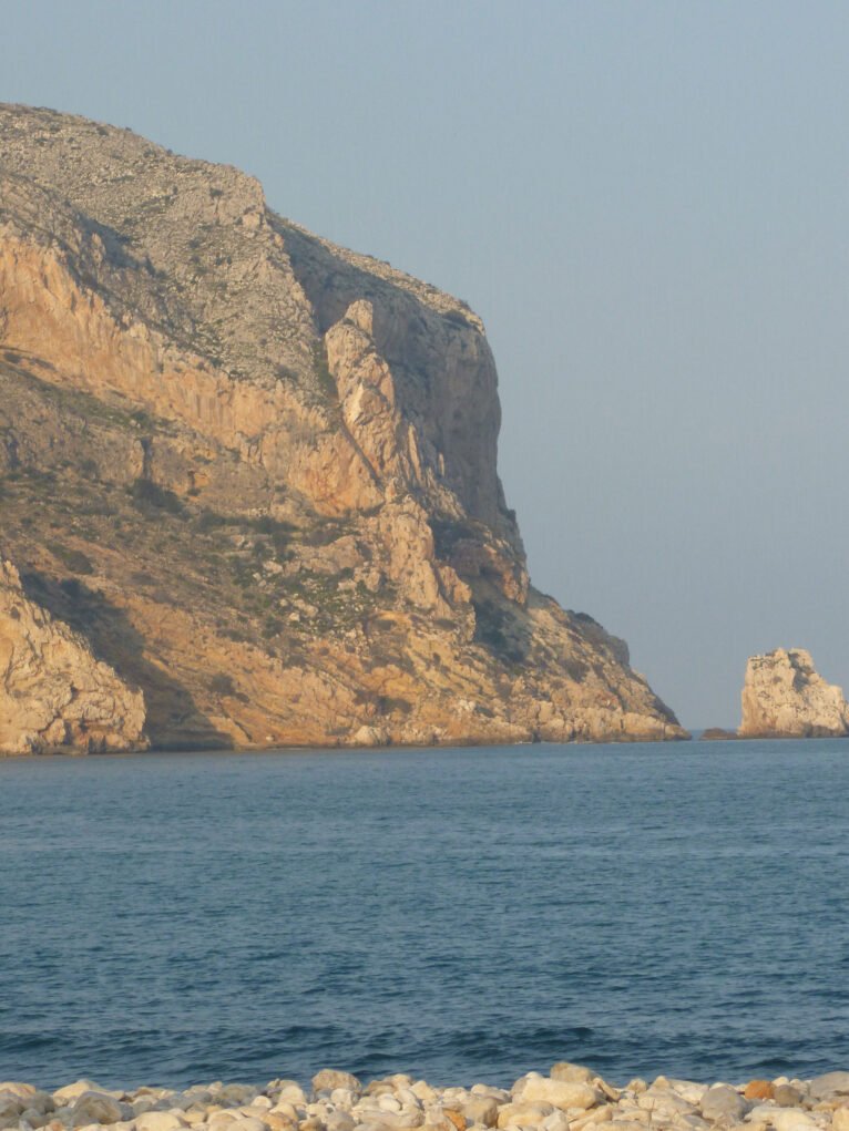 Vista del Cap de Sant Antoni. Las partes más oscuras son les "coves santes" (Foto de Juan Bta. Codina Bas)