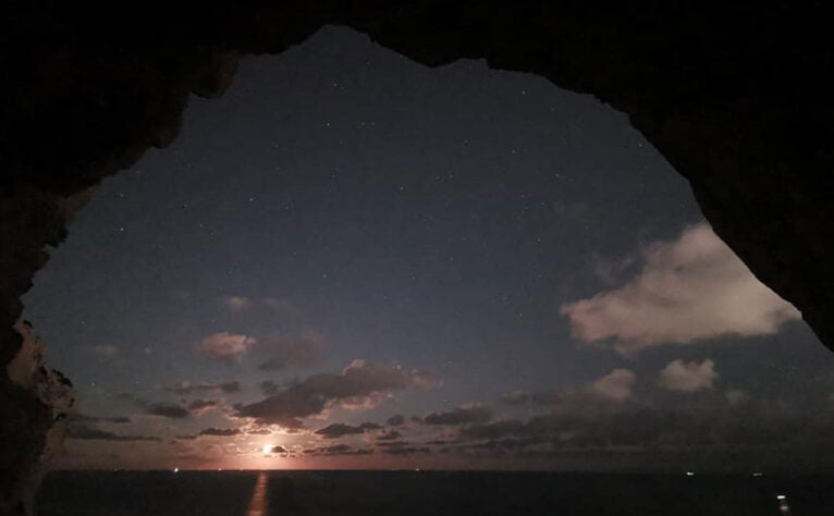 Amanecer desde una de les Coves Santes (Imagen: Miguel Ángel Mayans)