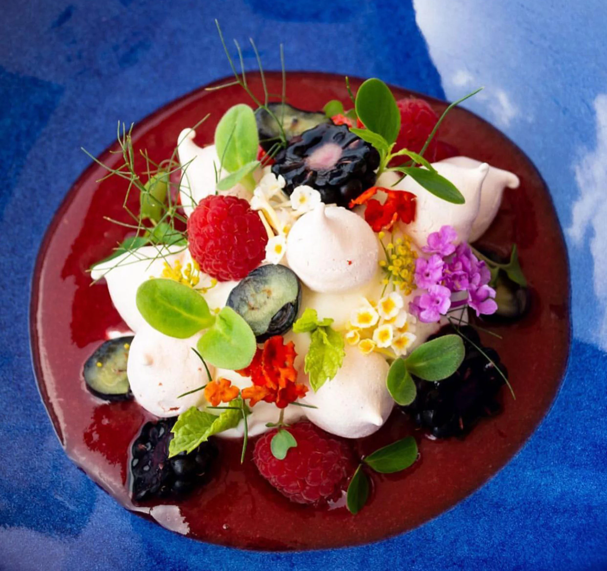 Mus de queso fresco, frutos rojos, merengue de rosa, flores y brotes – Tosca