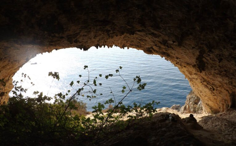 Vista desde el interior de una de les Coves Santes (Imagen: Gato Jim)