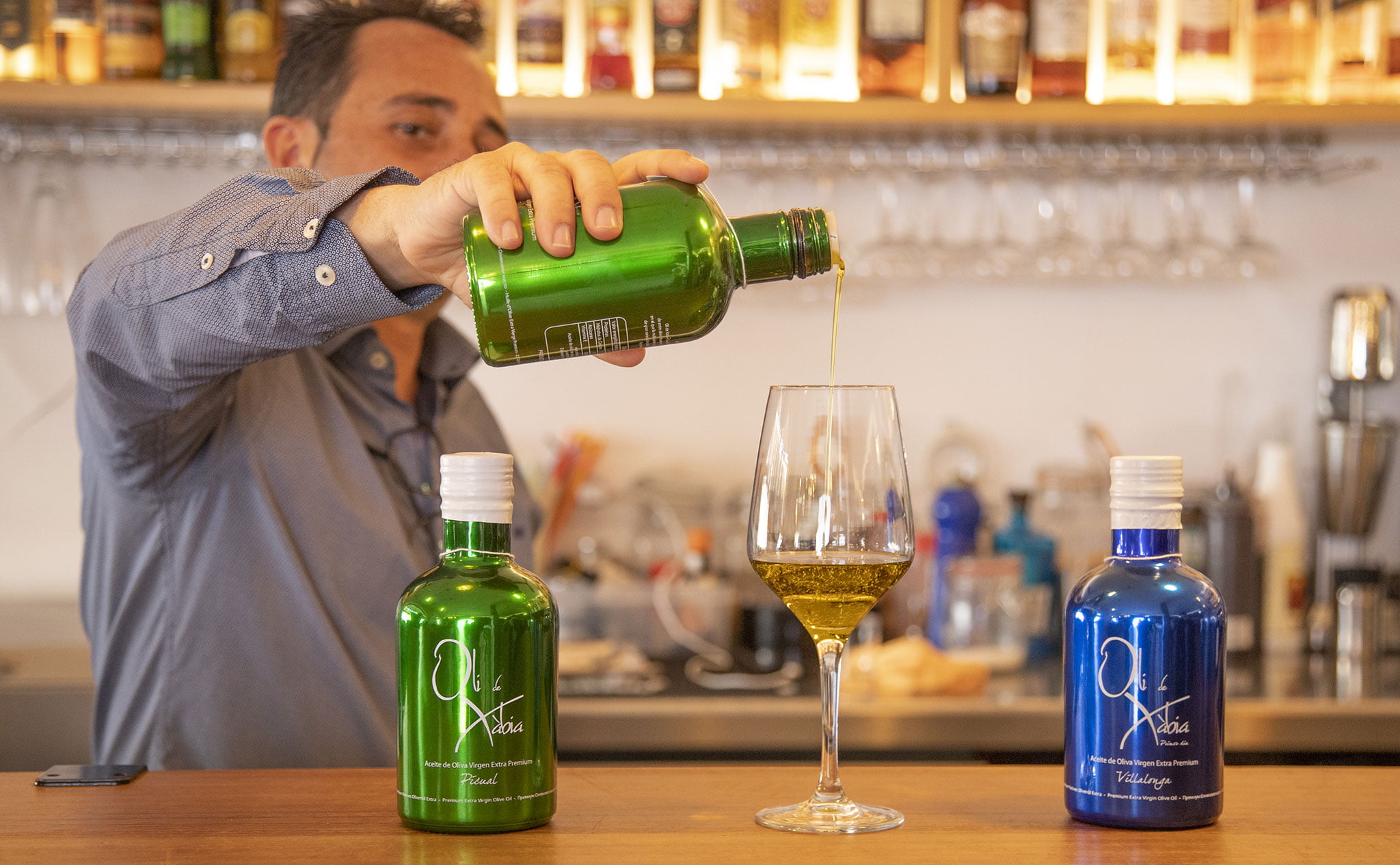 Sirviendo una copa en una bodega en Jávea, El Celler de La Fontana – Restaurante La Fontana