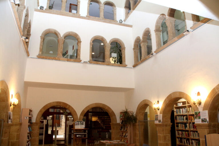 Interior de la Biblioteca Municipal