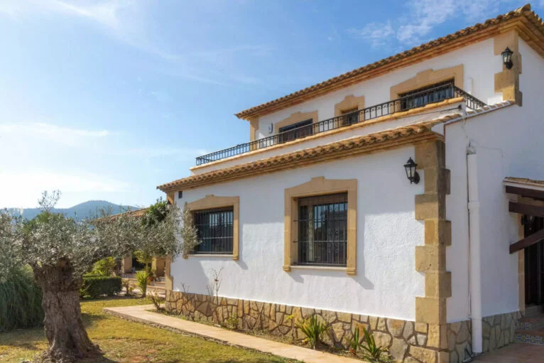 Lateral de una villa en venta en el campo en Jávea - Vicens Ash Properties