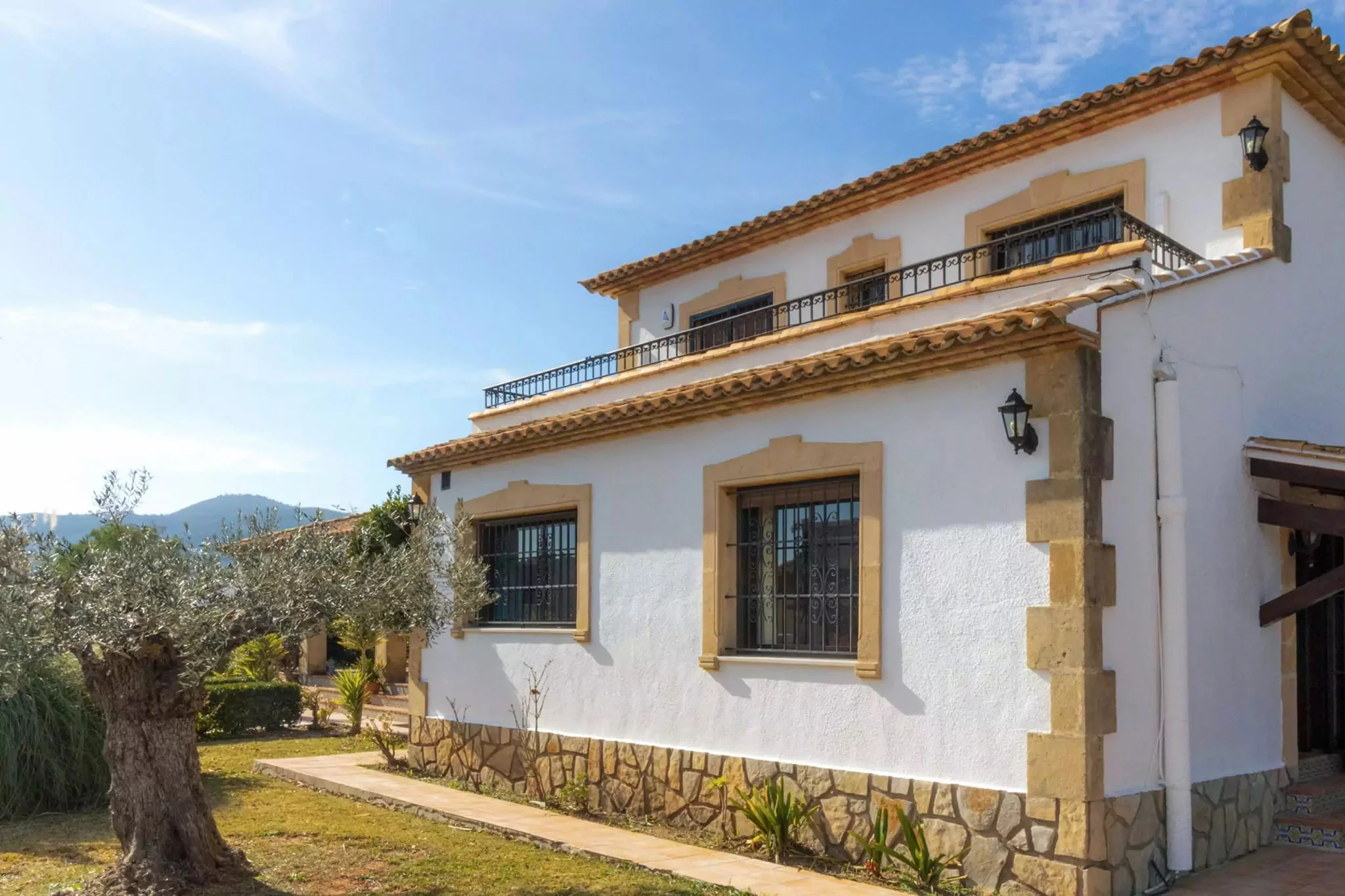 Lateral de una villa en venta en el campo en Jávea – Vicens Ash Properties