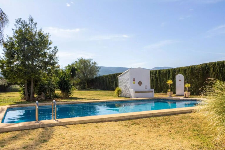 Piscina de una villa en venta en el campo en Jávea - Vicens Ash Properties