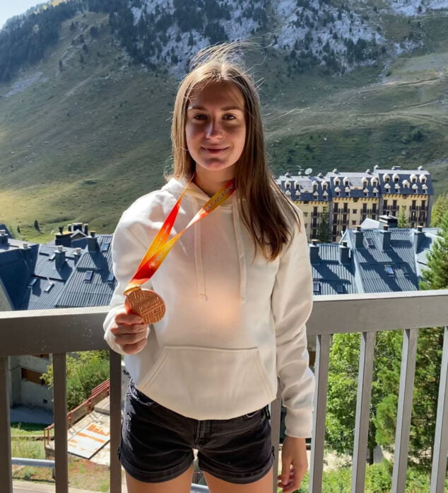 Imagen: Ana González con la medalla de bronce