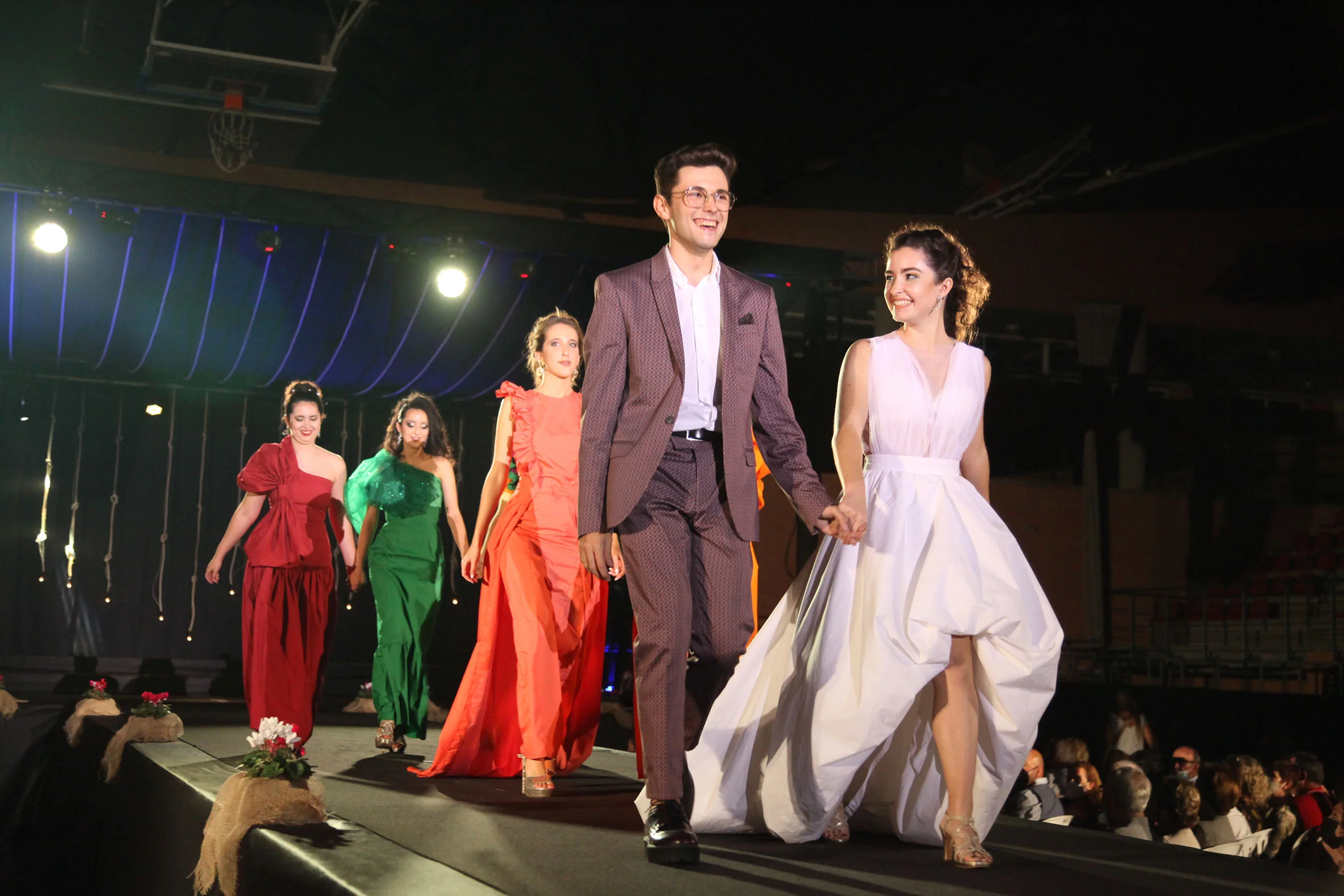 Desfile de moda en el acto de elección de reina, damas y presidentes 2022