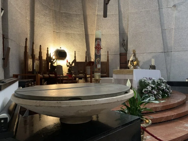 Pila Bautismal en el altar de la Iglesia de Nuestra Señora de Loreto de Xàbia