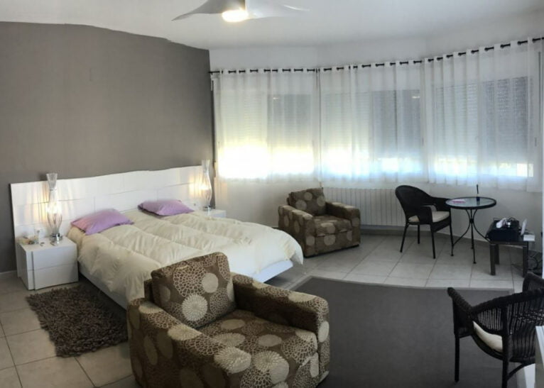 Dormitorio de villa mediterránea con Terramar Costa Blanca