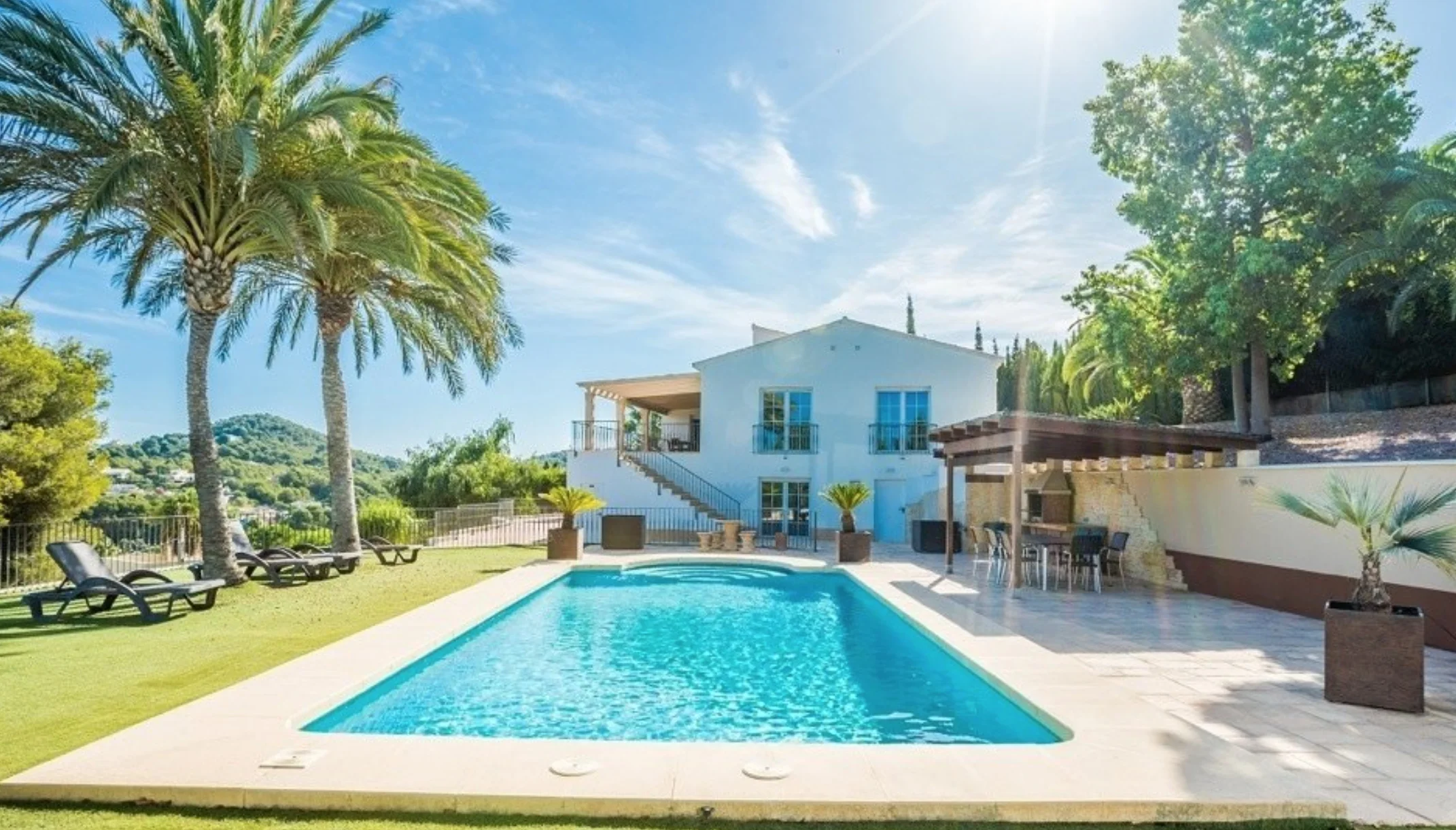 Facahada de la villa de lujo en Jávea, disponible en Terramar Costa Blanca