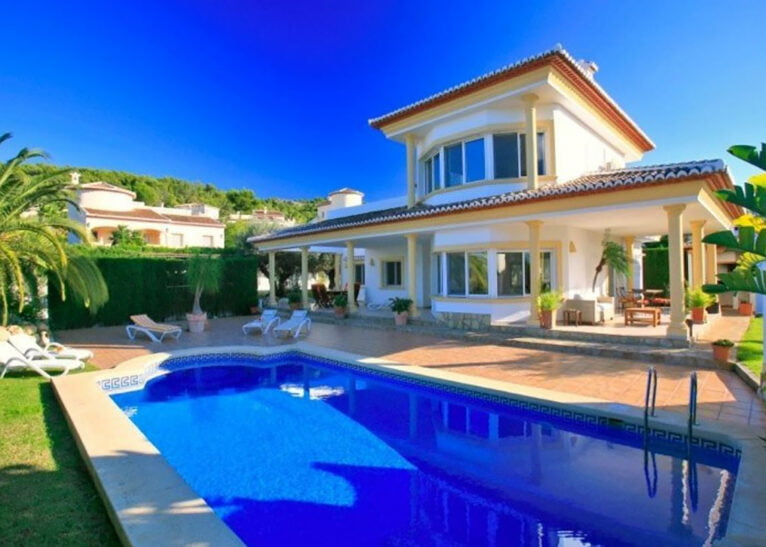 Moderna villa de estilo mediterráneo con piscina en el Piver de Jávea con Terramar Costa Blanca