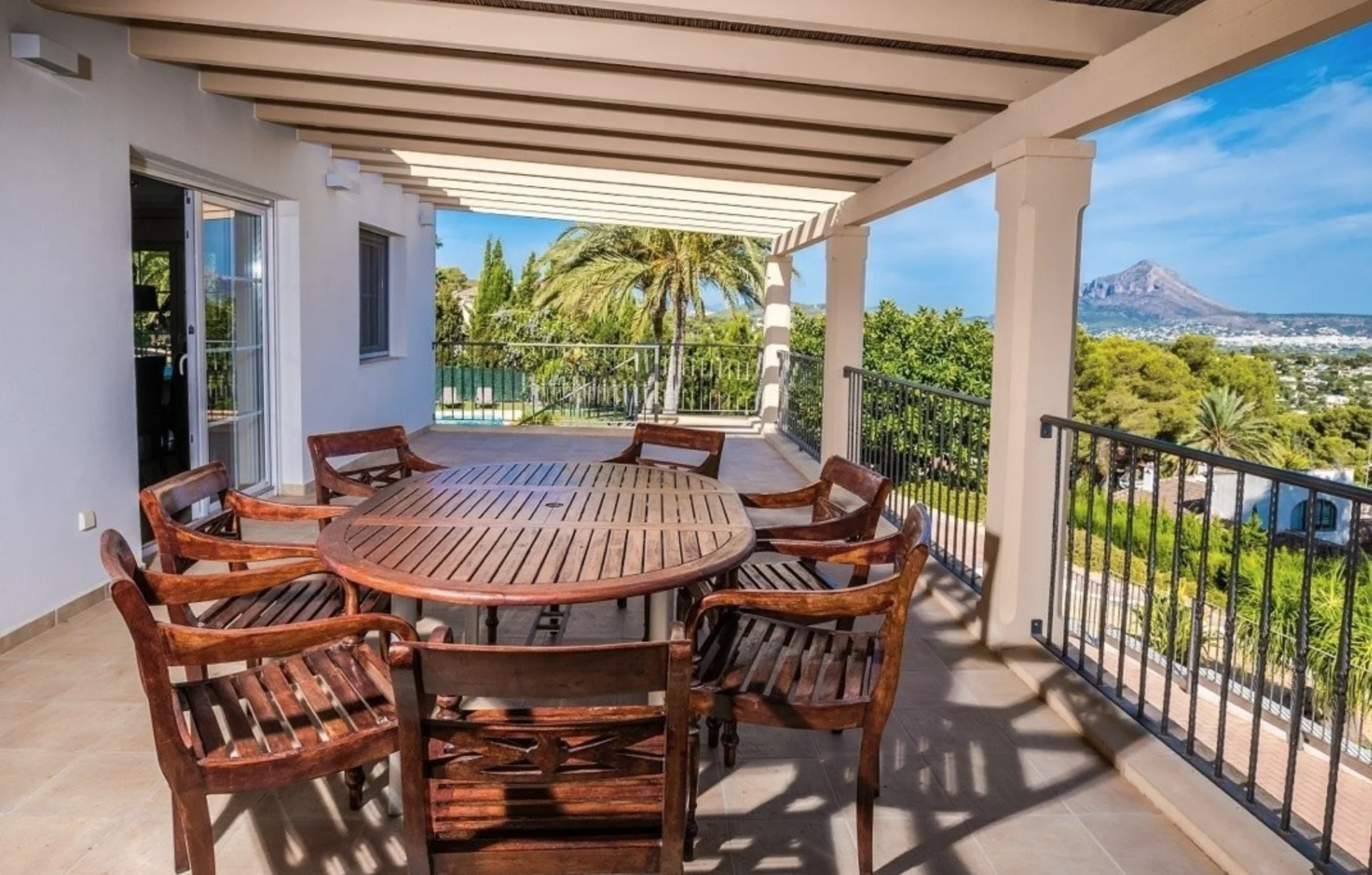 Primera planta con terraza en esta villa de Jávea