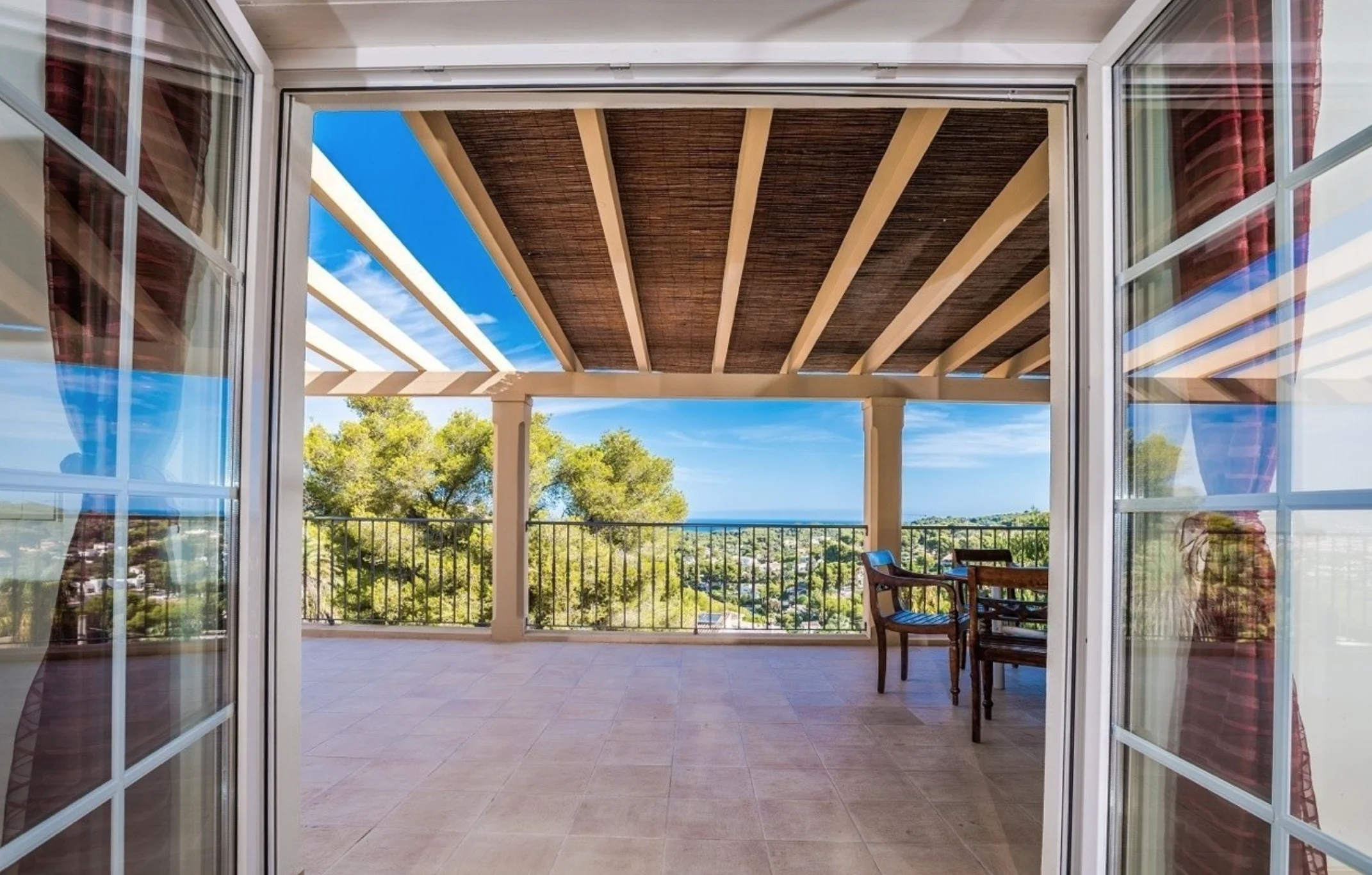 Terraza con vistas en la primera planta de esta villa en Jávea