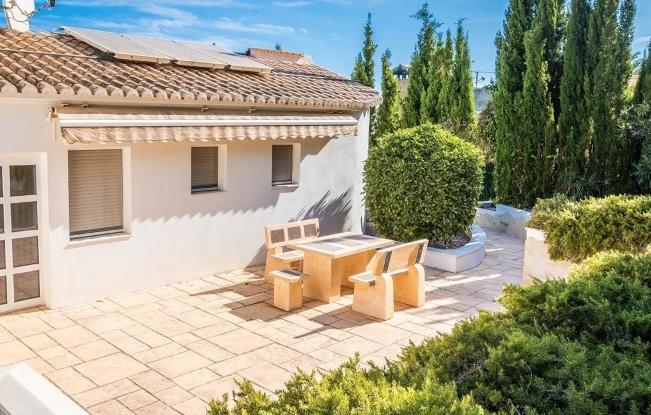 Terraza trasera en esta villa en Jávea