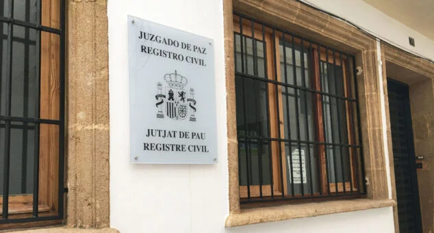 Imagen: Placa en el edificio del Registro Civil de Jávea, compartido con el Juzgado de Paz