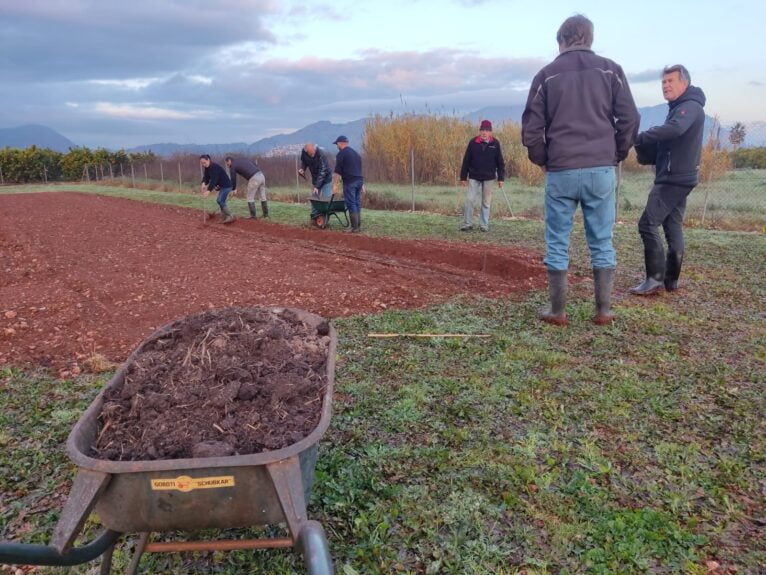 Trabajando en el huerto de Cáritas