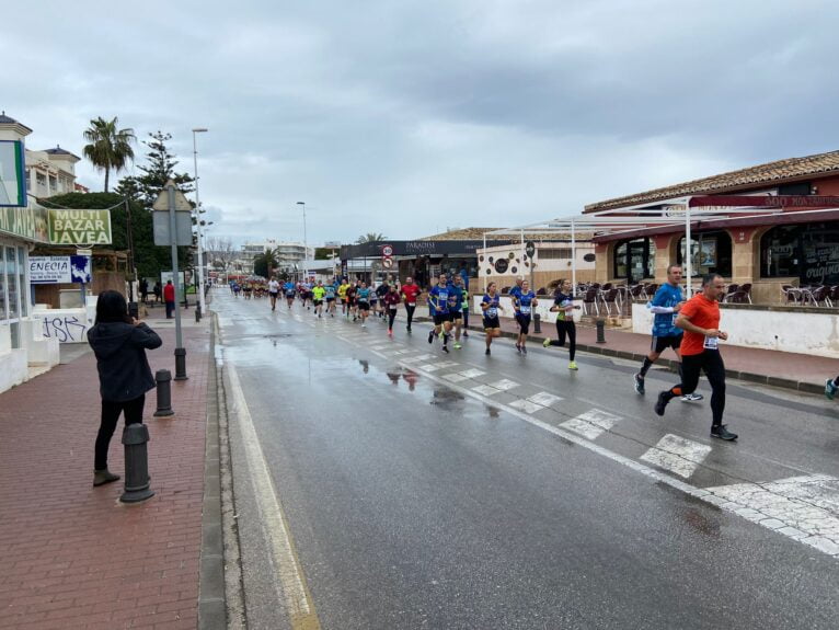 Corredores de la Volta a Peu Xàbia a su paso por el Arenal