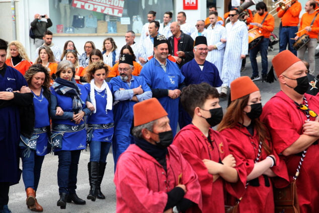 Imagen: Filas en la Entraeta del Mig Any de las fiestas de Moros i Cristians Xàbia 2022